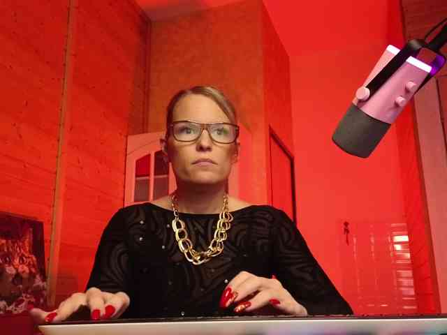 Findom_Lady_Shine webcam