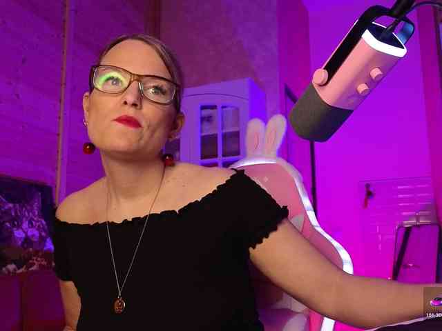 Findom_Lady_Shine webcam