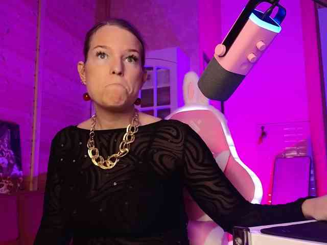 Findom_Lady_Shine webcam