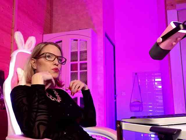 Findom_Lady_Shine webcam