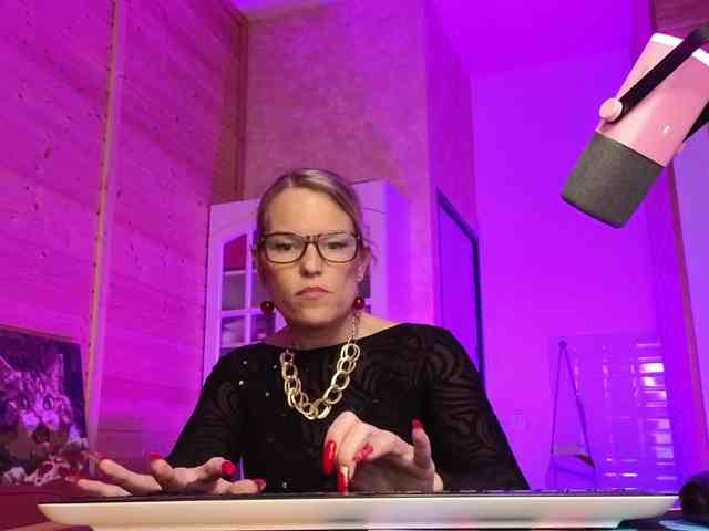 Findom_Lady_Shine webcam