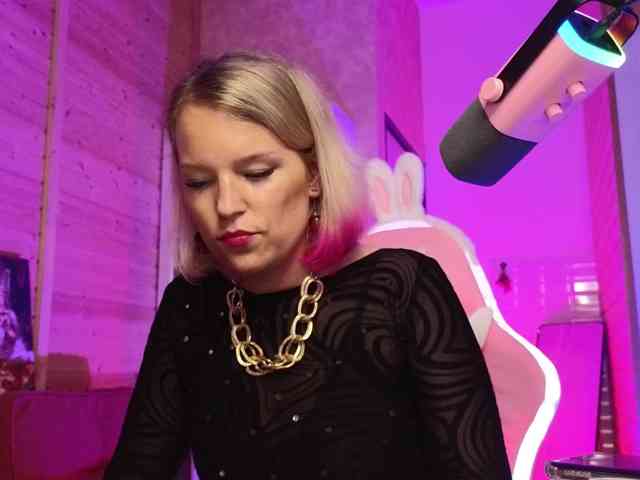 Findom_Lady_Shine webcam