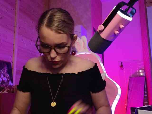 Findom_Lady_Shine webcam