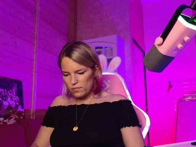 Findom_Lady_Shine webcam