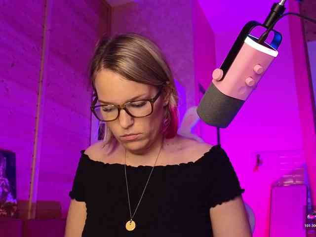 Findom_Lady_Shine webcam