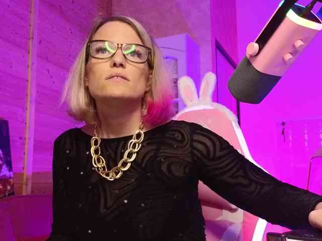 Findom_Lady_Shine webcam