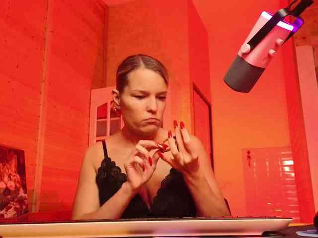 Findom_Lady_Shine webcam