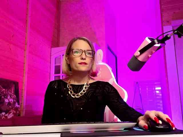 Findom_Lady_Shine webcam