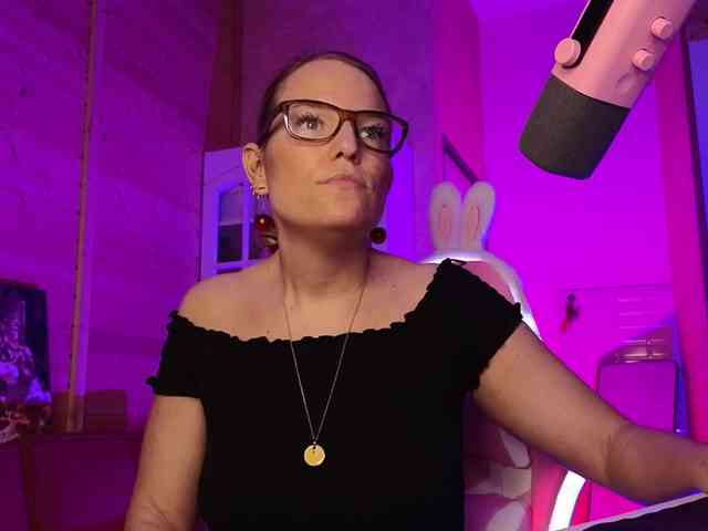 Findom_Lady_Shine webcam