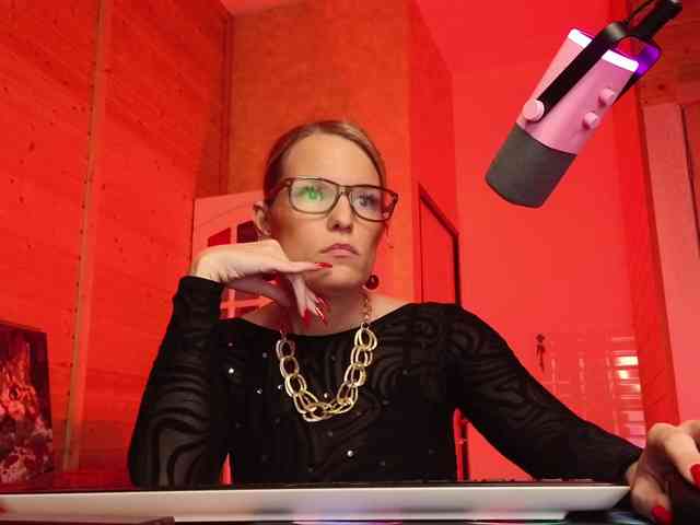 Findom_Lady_Shine webcam