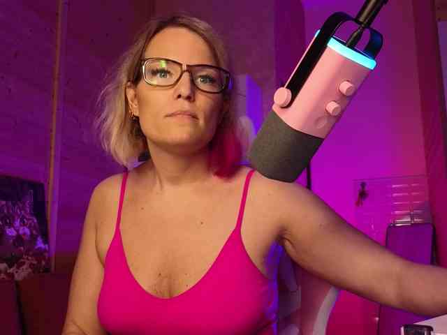 Findom_Lady_Shine webcam