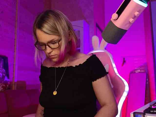 Findom_Lady_Shine webcam