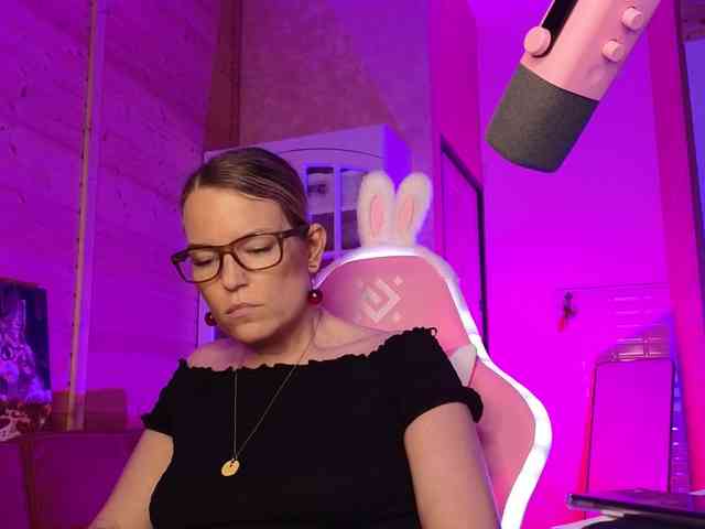 Findom_Lady_Shine webcam