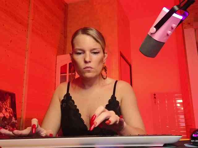 Findom_Lady_Shine webcam