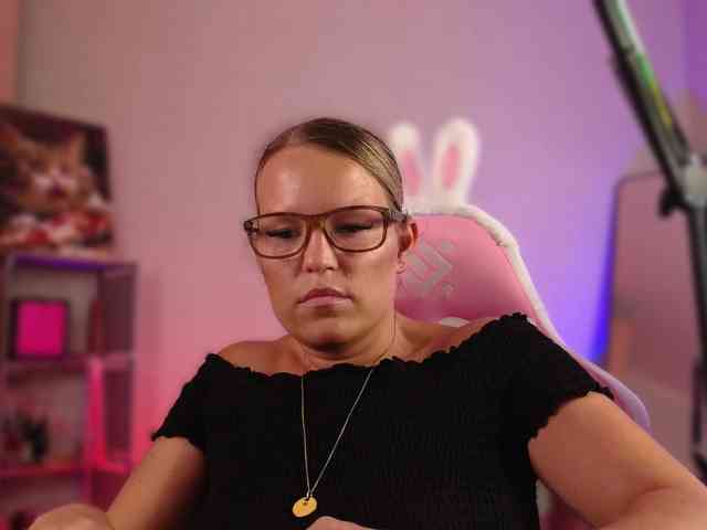 Findom_Lady_Shine webcam