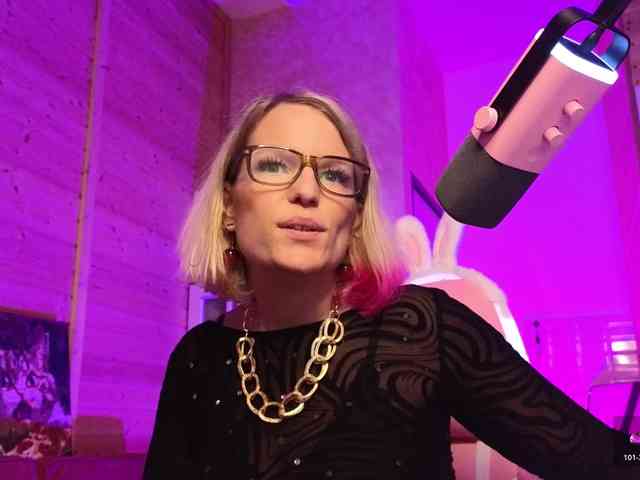 Findom_Lady_Shine webcam