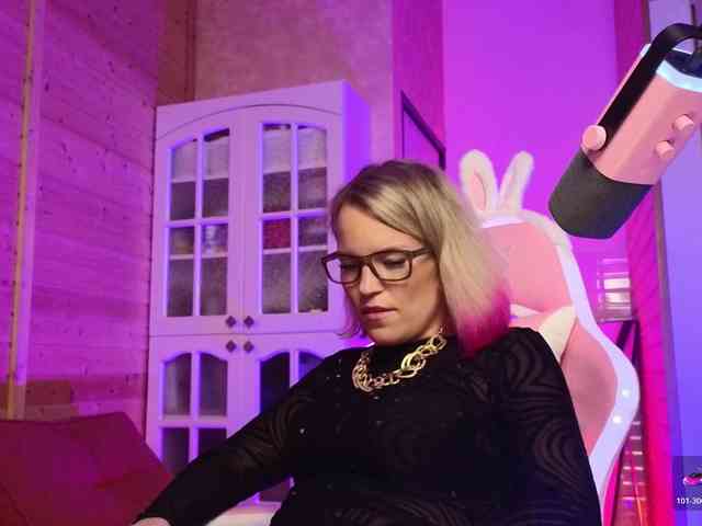 Findom_Lady_Shine webcam