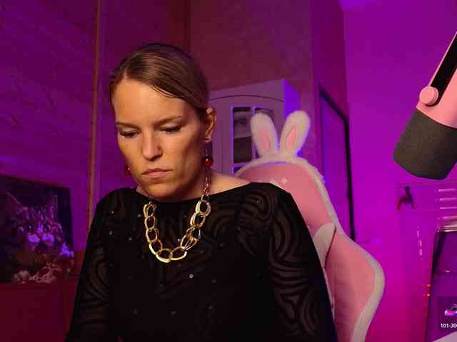 Findom_Lady_Shine webcam