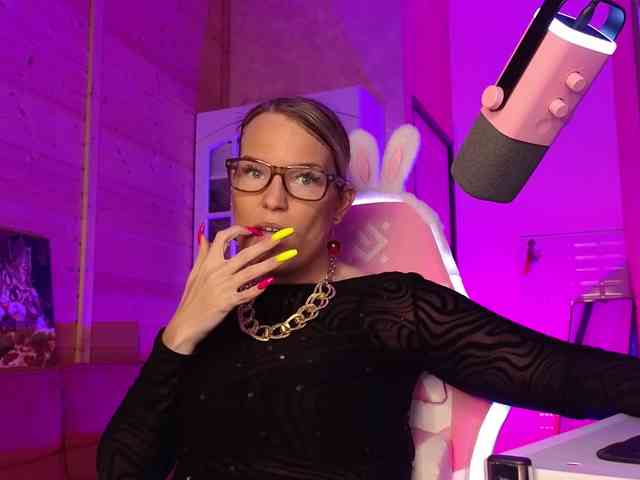 Findom_Lady_Shine webcam