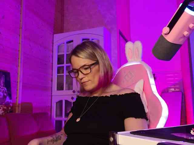 Findom_Lady_Shine webcam