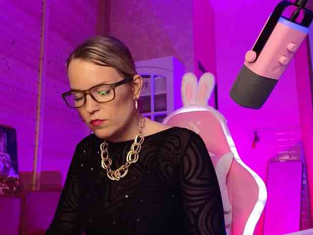 Findom_Lady_Shine webcam