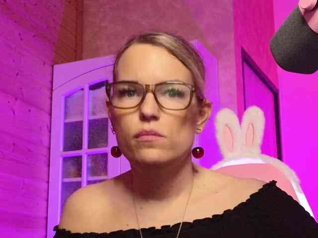 Findom_Lady_Shine webcam