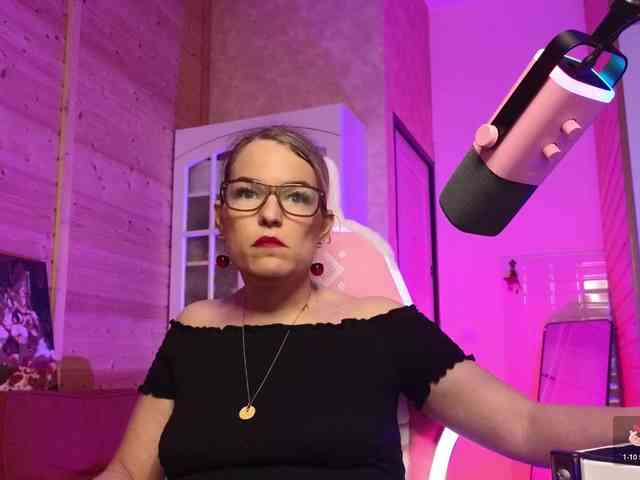 Findom_Lady_Shine webcam