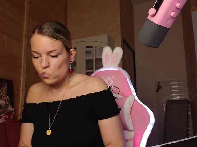 Findom_Lady_Shine webcam