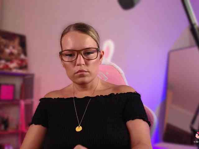 Findom_Lady_Shine webcam