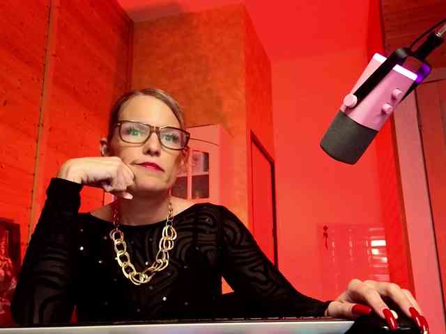 Findom_Lady_Shine webcam