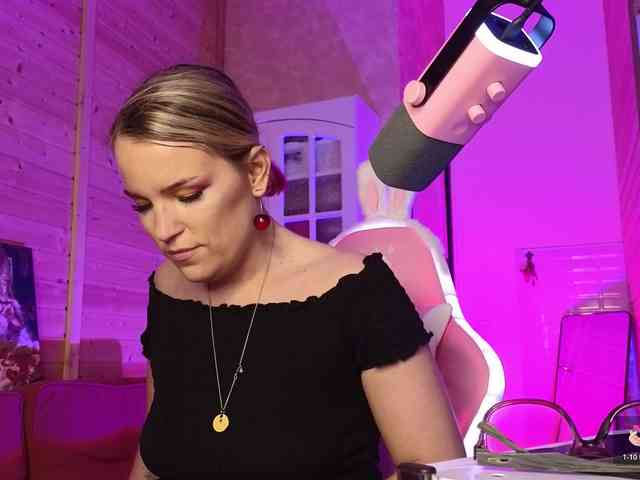 Findom_Lady_Shine webcam