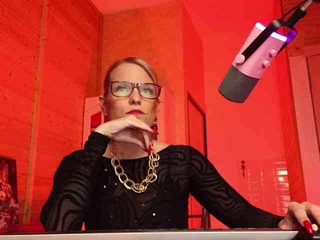 Findom_Lady_Shine webcam