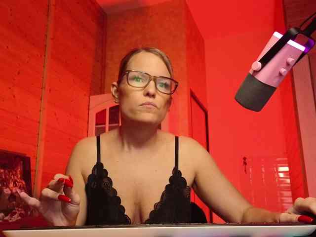 Findom_Lady_Shine webcam