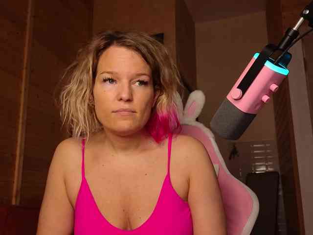 Findom_Lady_Shine webcam