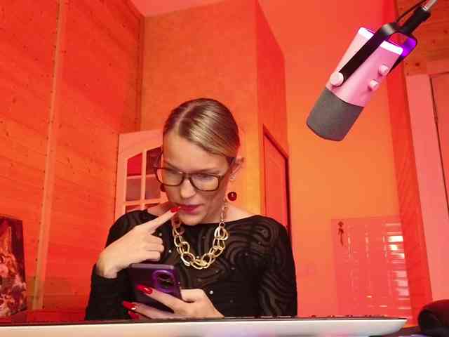 Findom_Lady_Shine webcam