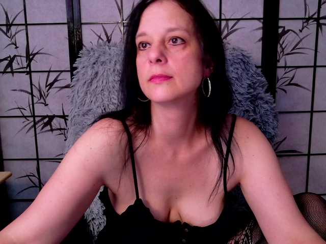 SweetLongLips live cam on BongaCams