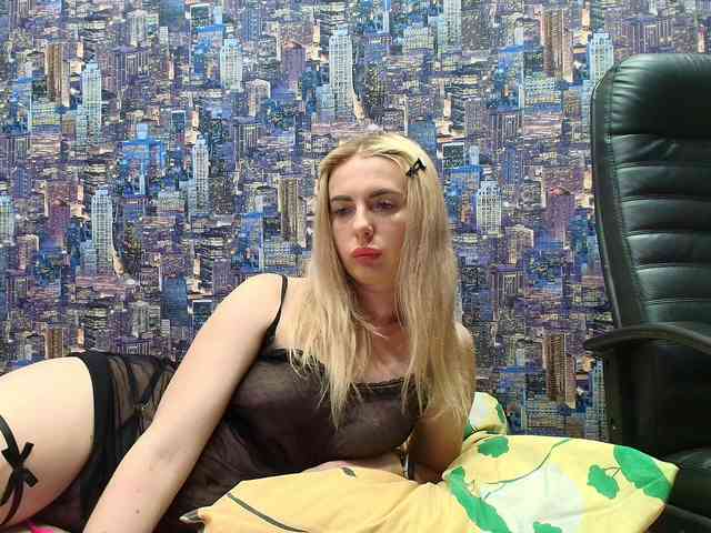 SweetBlondy webcam