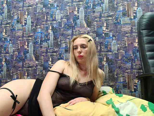 SweetBlondy webcam