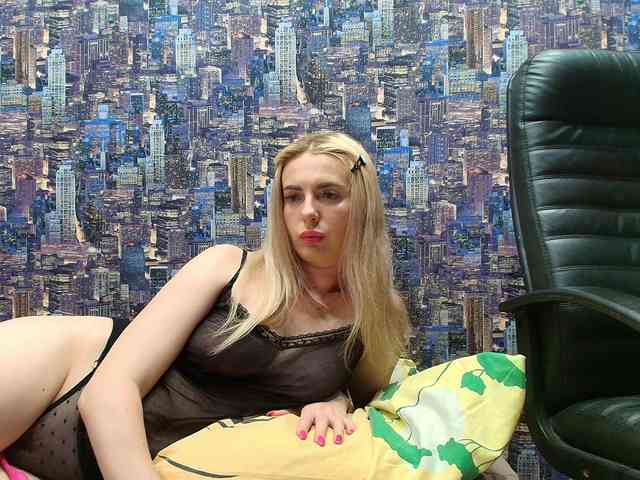 SweetBlondy webcam