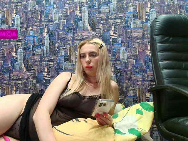 SweetBlondy webcam