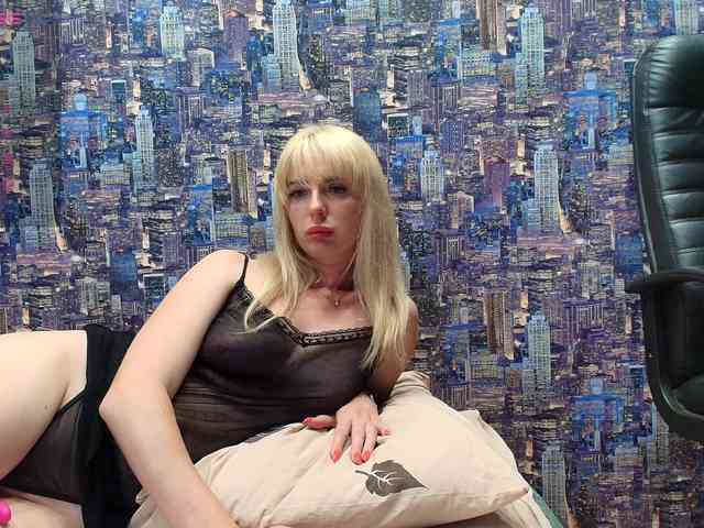 SweetBlondy webcam