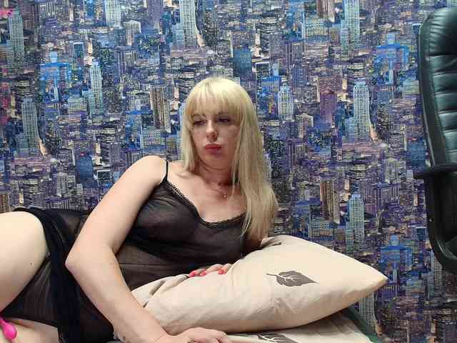 SweetBlondy webcam