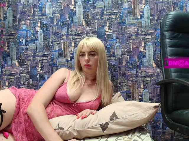 SweetBlondy webcam