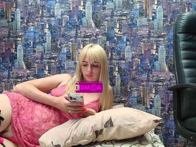SweetBlondy webcam