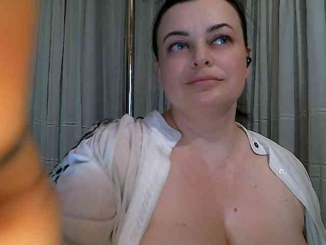 LINA2111's webcam live show