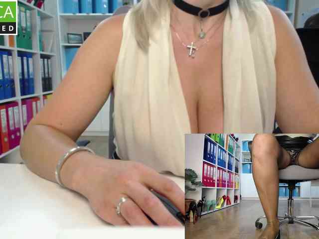 Model: passionate_blonde