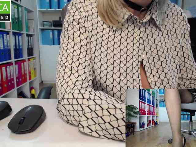 Model: passionate_blonde