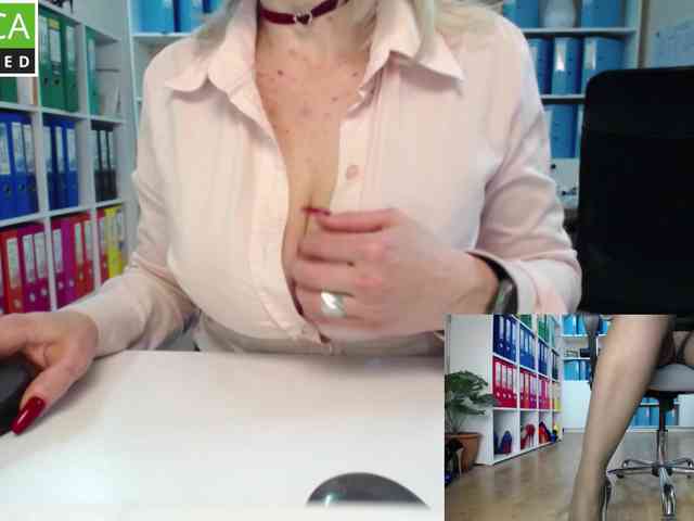 Model: passionate_blonde