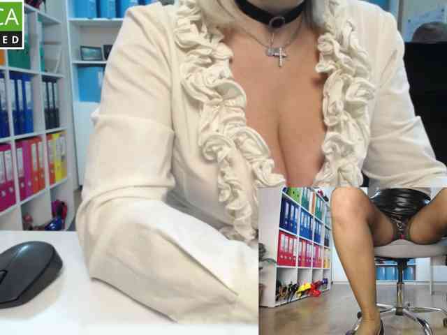 Model: passionate_blonde