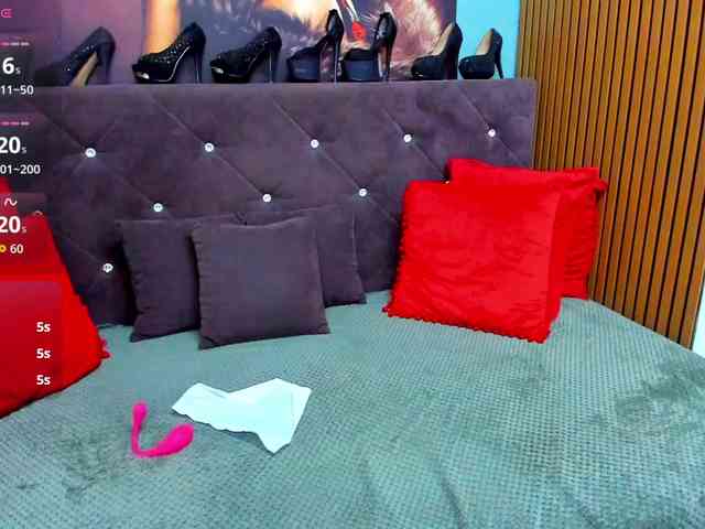 laurasinfull's live room